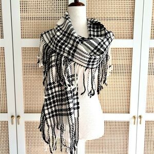 Banana Republic Black & Ivory Houndstooth Scarf | Wool Blend
